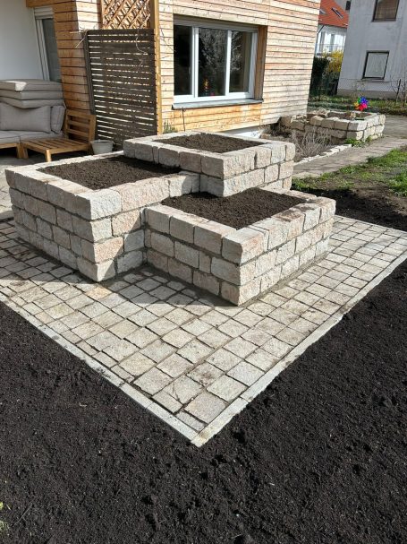 3-stöckiges Beet mit Pflasterumrandung