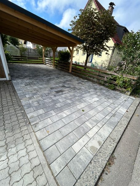 Neue Parkfläche mit Carport