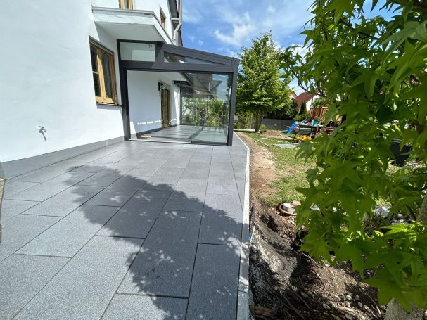 Terrasse mit Pflasterplatten