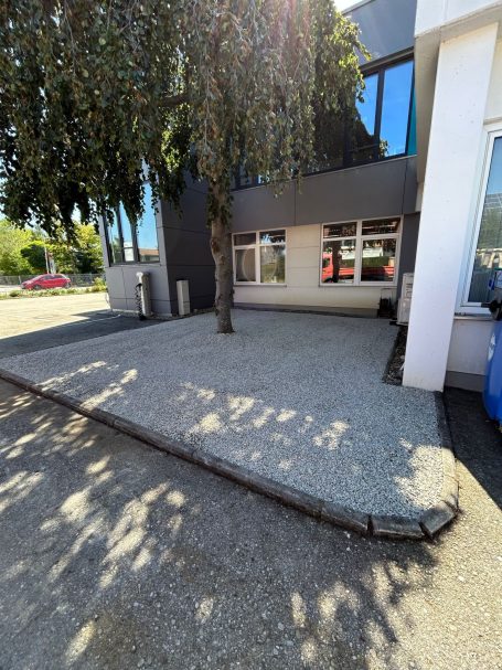 Neue Parkfläche aus Kies